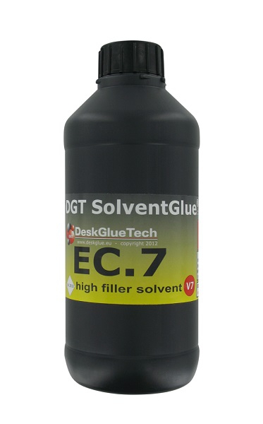 Oplosmiddelhoudende lijm met vullend vermogen