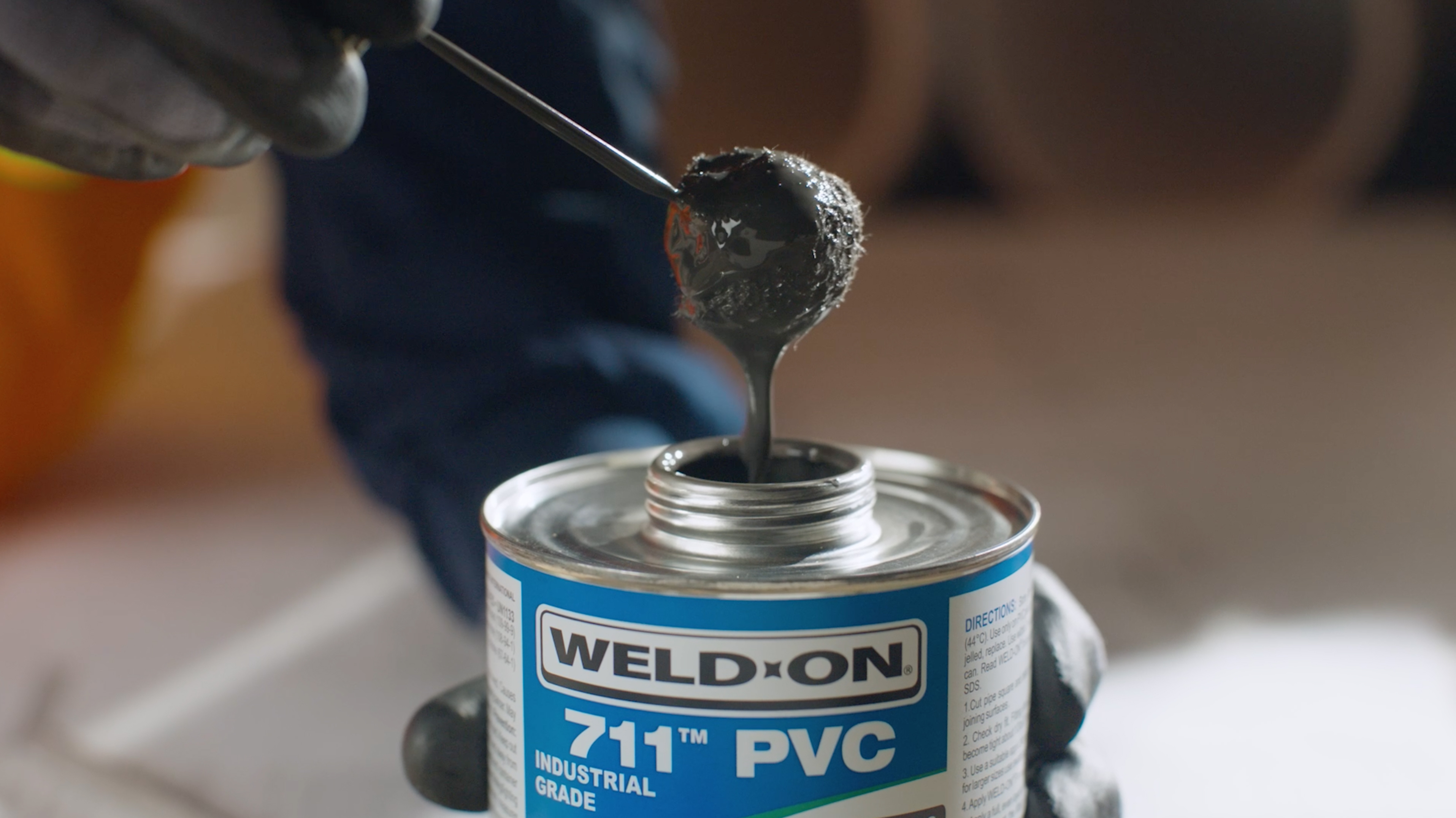 Ontdek de nieuwe professionele lijn van Weld-On zwembad- en spalijmen